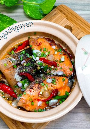 Hình của món Cá hồi kho hành ớt.