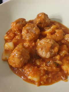Una foto de Albóndigas con sepia y colas de langostino