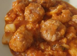 Foto principal de Albóndigas con sepia y colas de langostino