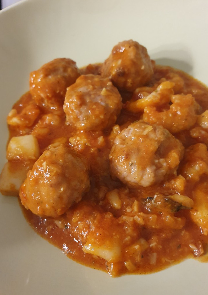Una foto de Albóndigas con sepia y colas de langostino