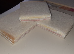 Una foto de Sándwiches de miga