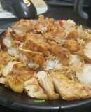 Gà áp chảo cùng cơm chiên kimchi