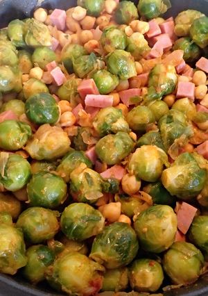 Una foto de Coles de Bruselas con garbanzos