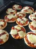 Mini pizzetitas de sésamo con muzzarella