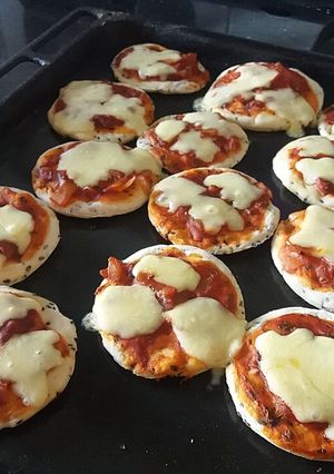 Una foto de Mini pizzetitas de sésamo con muzzarella