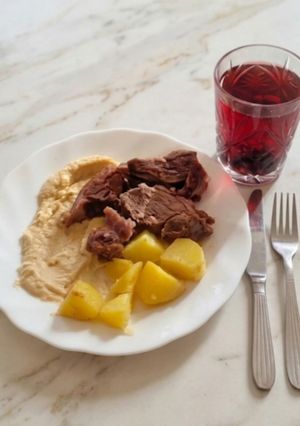 Zdjęcie przepisu Sztuka mięsa z sosem chrzanowym, ziemniakami i ćwikłą.