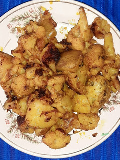 আলু ফুলকপির ডালনা(Aloo foolkopir dalna recipe in Bengali) রেসিপির প্রধান ছবি