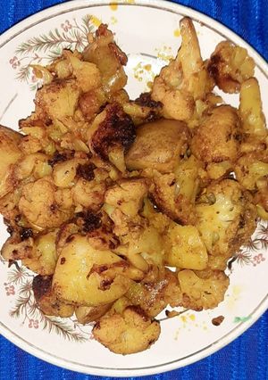 আলু ফুলকপির ডালনা(Aloo foolkopir dalna recipe in Bengali) রেসিপির প্রধান ছবি