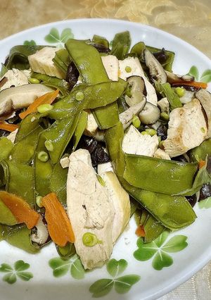 香菇雞胸肉炒豌豆木耳紅蘿蔔 的食譜成品照片