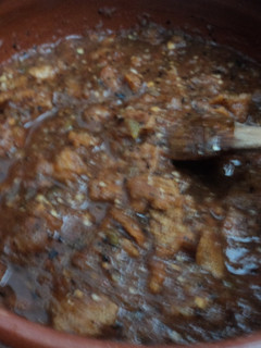 Una foto de Chicharrón prensado con salsa de los siete chiles y mil tomate con pulque