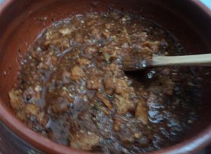 Una foto de Chicharrón prensado con salsa de los siete chiles y mil tomate con pulque