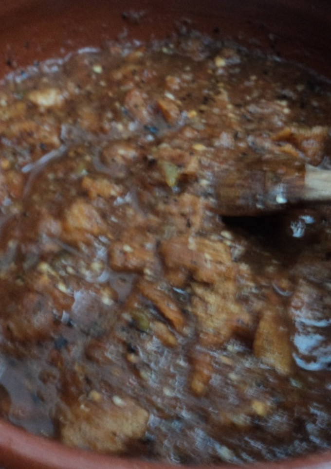 Una foto de Chicharrón prensado con salsa de los siete chiles y mil tomate con pulque