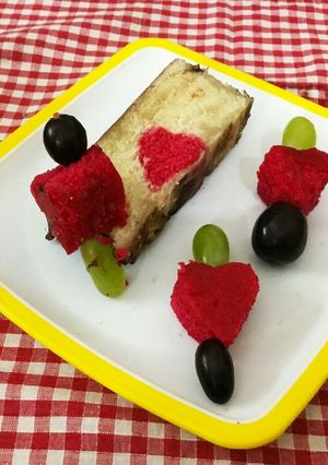 एग्ग्लेस हिडन हार्ट केक Eggless hidden heart cake recipe in Hindi ) रेसिपी मुख्य फोटो