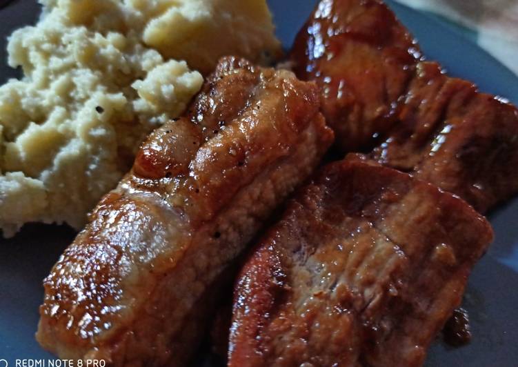 Secreto de cerdo en salsa de soja, miel y limón