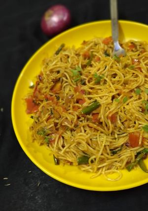 स्पाइसी नूडल्स (Spicy noodles recipe in Hindi) रेसिपी मुख्य फोटो