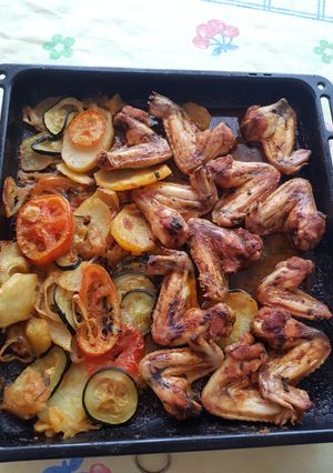Foto principal de Alitas de pollo al horno con patatas y verduras