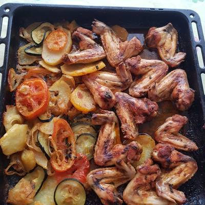 Alitas de pollo al horno con patatas y verduras Receta de ?Cocina Sencilla  Para Tod@s?- Cookpad