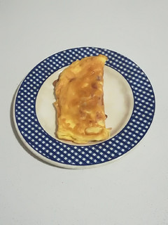 Una foto de Tortilla de jamón serrano y queso