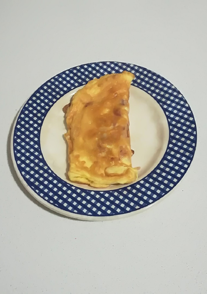 Una foto de Tortilla de jamón serrano y queso