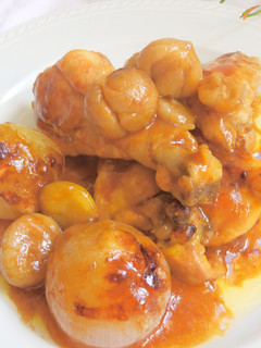 Una foto de Pollo asado con castañas y cebollitas