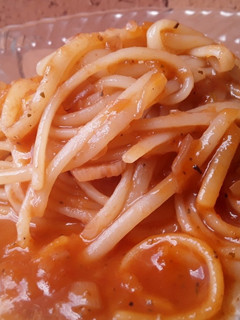 Una foto de Espaguetis con salsa de tomate y vino tinto🤔🍅🍝