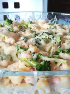 Una foto de Macarrones gratinados con brócoli y bacon