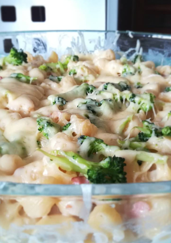 Una foto de Macarrones gratinados con brócoli y bacon
