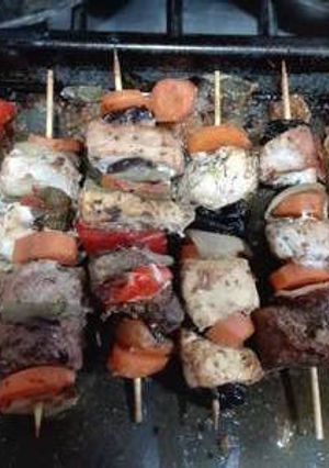 Una foto de Brochetas de pollo, cerdo y carne vacuna. #RecetasConAmigos