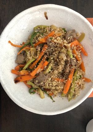 Una foto de Wok de vegetales con carne de res