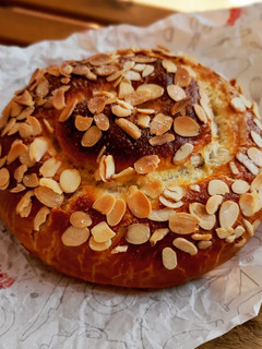 Una foto de Coca espiral de canela y cardamomo con almendras