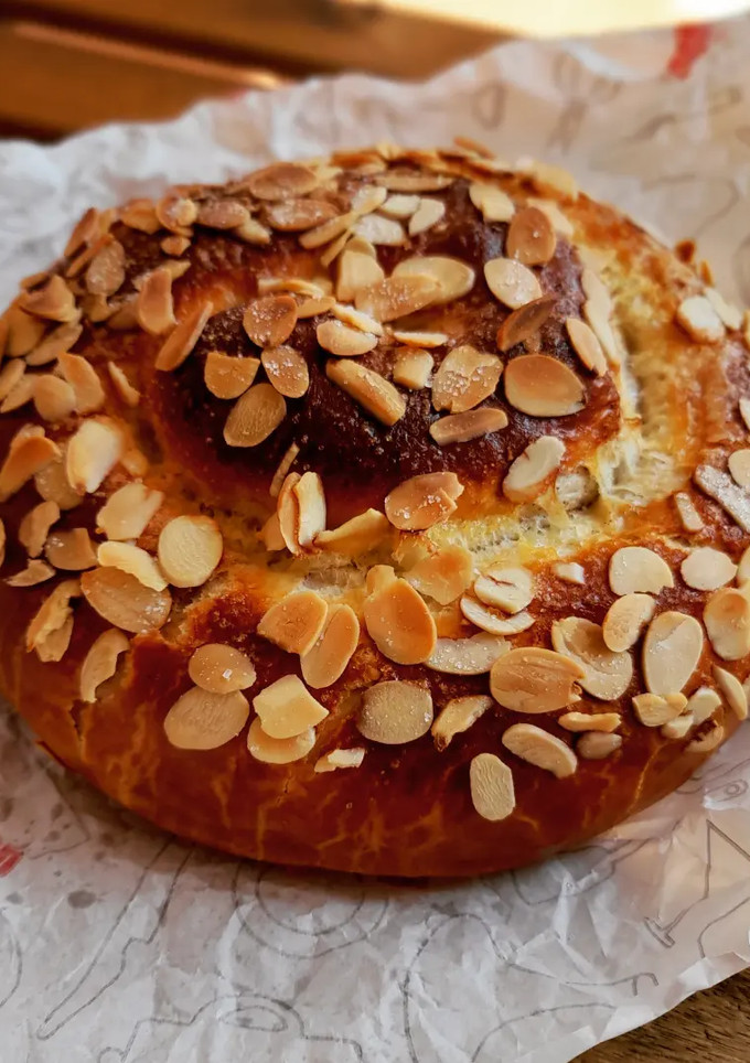 Una foto de Coca espiral de canela y cardamomo con almendras
