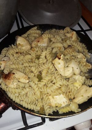 Una foto de Pollo a la mostaza con fideos