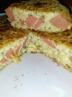 Una foto de Tortilla de arroz y salchichas