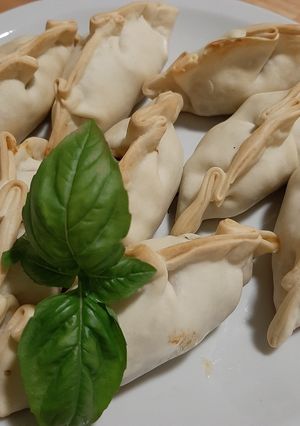 Una foto de Empanadas dulces con pasas de uva y vino blanco