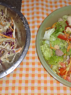Una foto de Ensalada coleslaw liviana y mixta con frutos secos