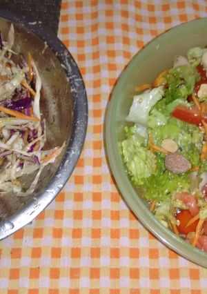 Una foto de Ensalada coleslaw liviana  y mixta con frutos secos