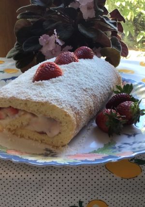 Una foto de Brazo de gitano con queso crema y fresas