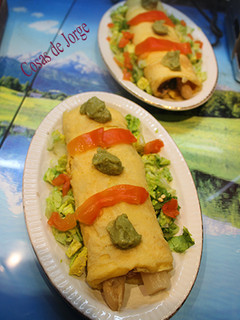 Una foto de Tortilla con espárragos, guacamole y atún