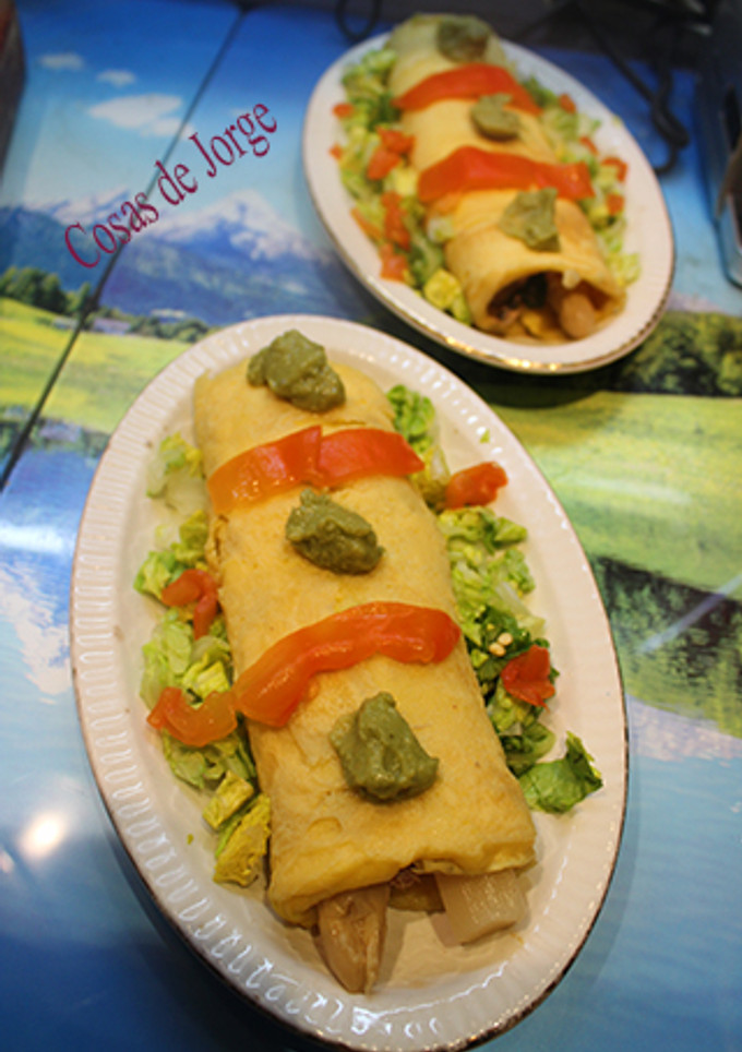 Una foto de Tortilla con espárragos, guacamole y atún