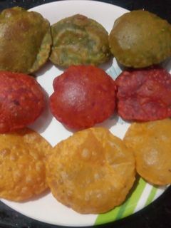 कलरफुल पूरी (Colourful puri recipe in Hindi) रेसिपी मुख्य फोटो