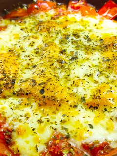 Una foto de Provolone con tomate al horno