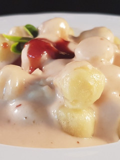Una foto de Ñoquis con salsa de queso de cabra y mermelada de frutos del bosque