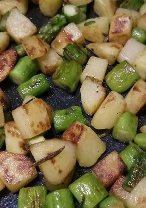 A picture of Sautèed asparagus and potatoes.