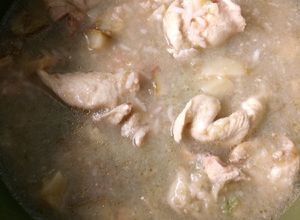 Una foto de Pollo veloz en Chile verde y calabazas