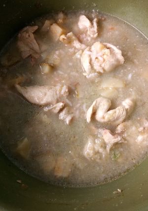 Una foto de Pollo veloz en Chile verde y calabazas