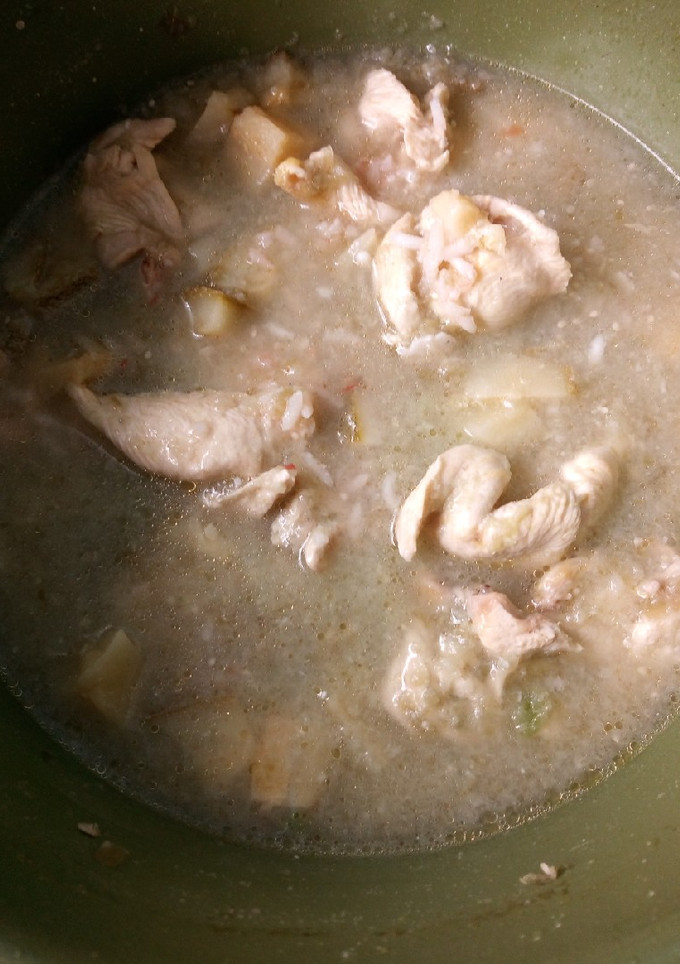 Una foto de Pollo veloz en Chile verde y calabazas