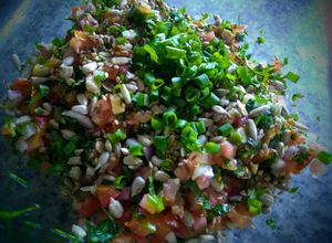 Una foto de PICO de Gallo con semillas de Girasol y Cebollín!