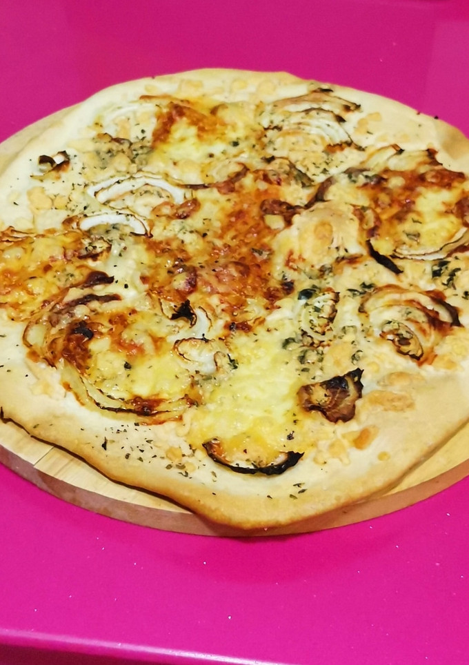 Una foto de Pizza de cebolla y quesos