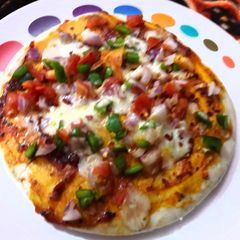 A picture of Onion.Capsicum Pizza.