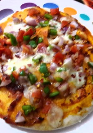 A picture of Onion.Capsicum Pizza.